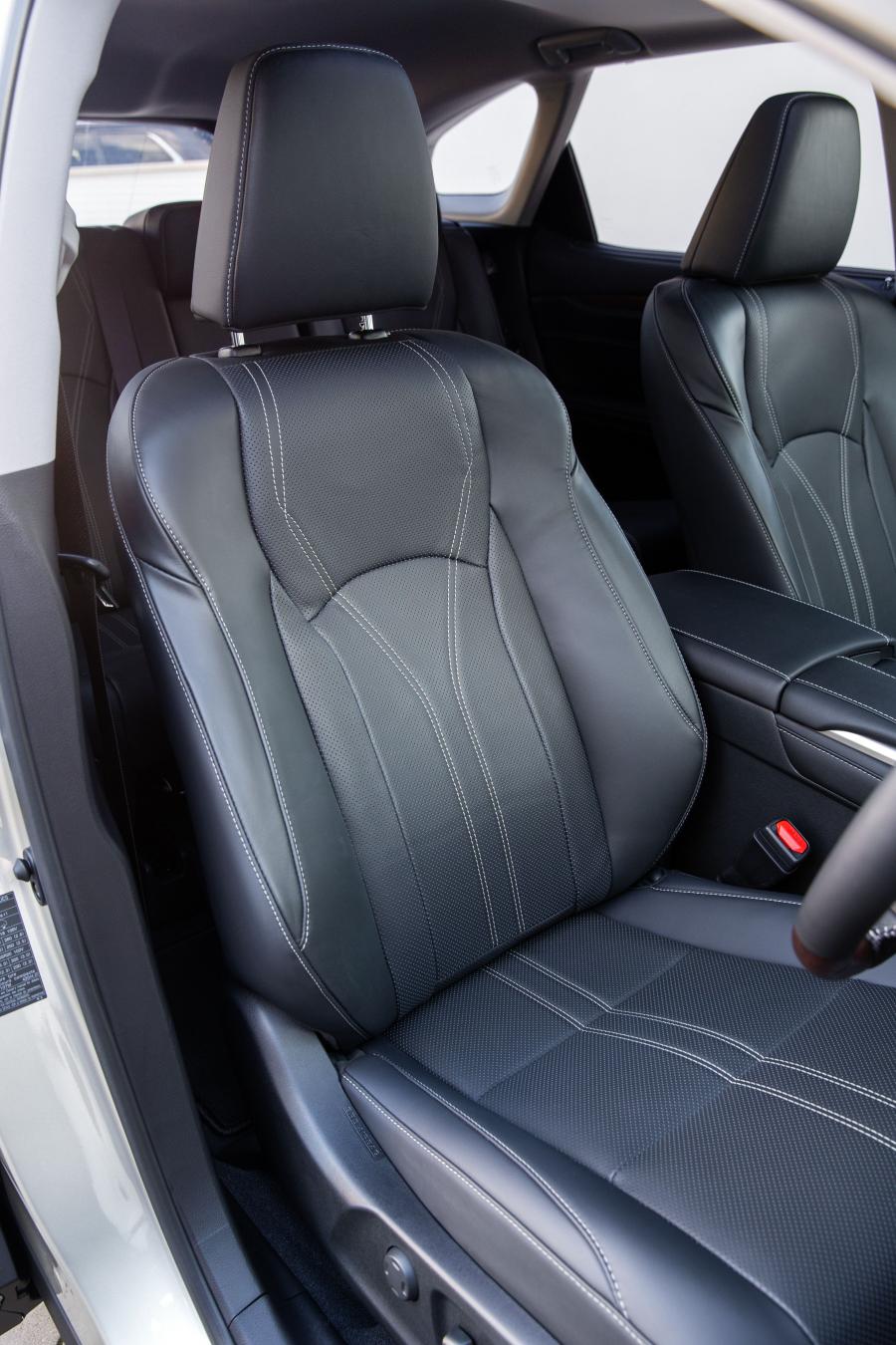 Интерьер Lexus RX450hL 2019 года  (UK) (фото 12 из 40)